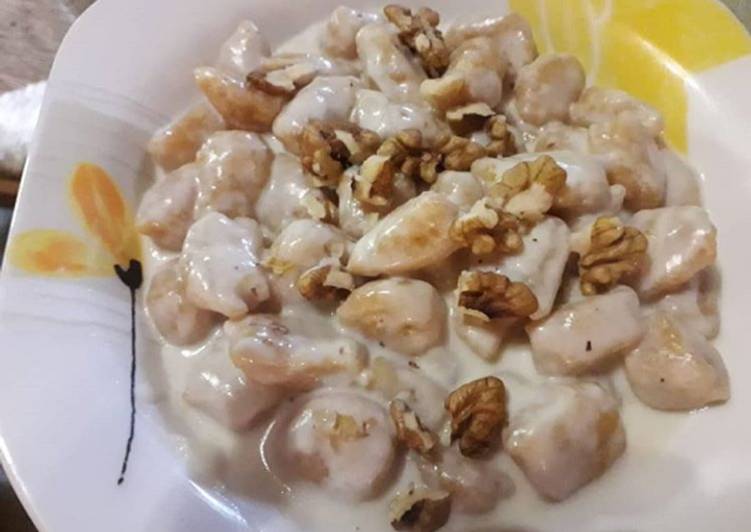 Gnocchi di zucca con crema di formaggi e noci