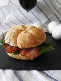 Una foto de Bocadillo de bacon, champiñones y queso de cabra