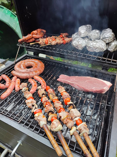 Una foto de Barbacoa. Brochetas de cerdo marinado