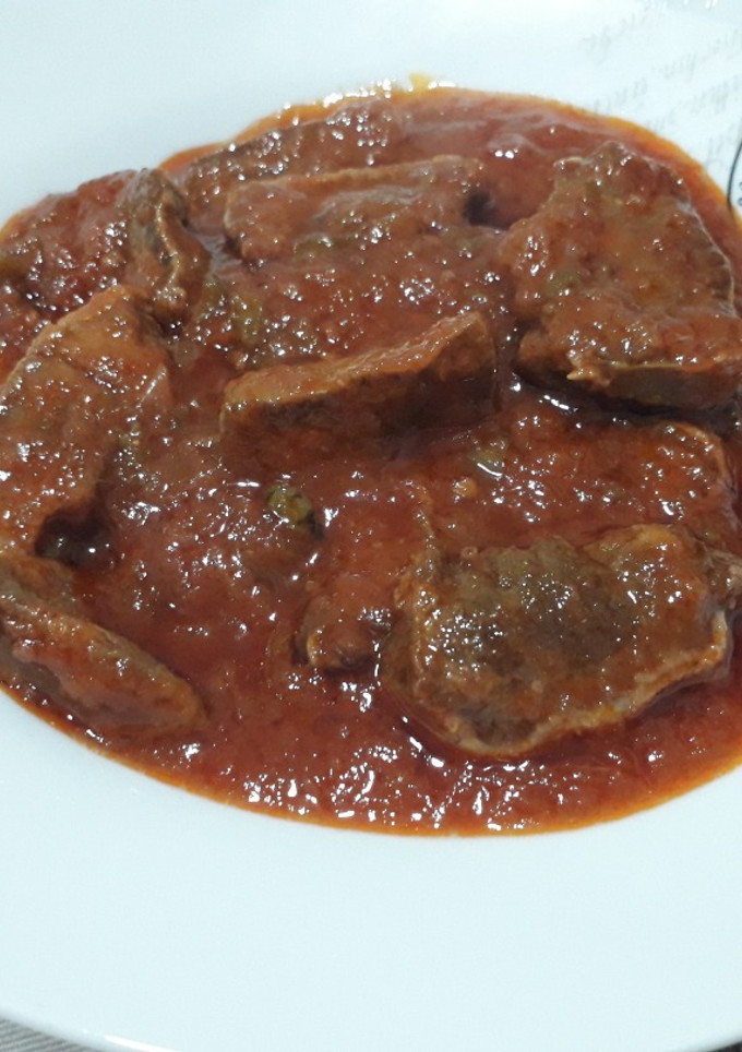 Una foto de Lengua con tomate