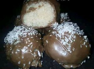 Una foto de Bombones de chocolate y coco