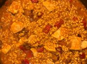 Una foto de arroz meloso con conservas