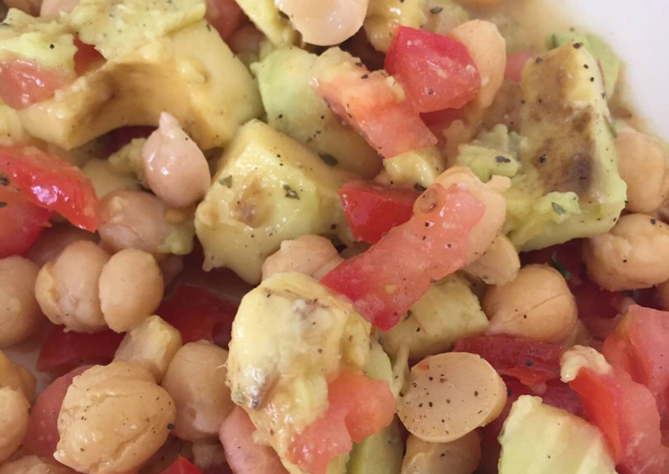 Ensalada con garbanzos y aguacate