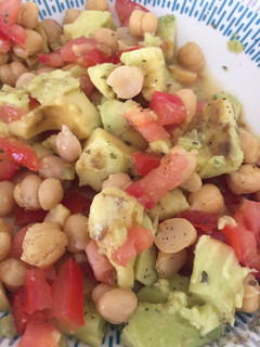 Una foto de Ensalada con garbanzos y aguacate