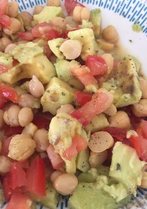 Foto principal de Ensalada con garbanzos y aguacate