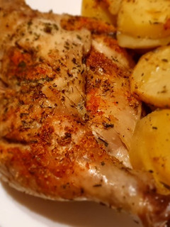 Una foto de Pollo y papas panaderas al horno