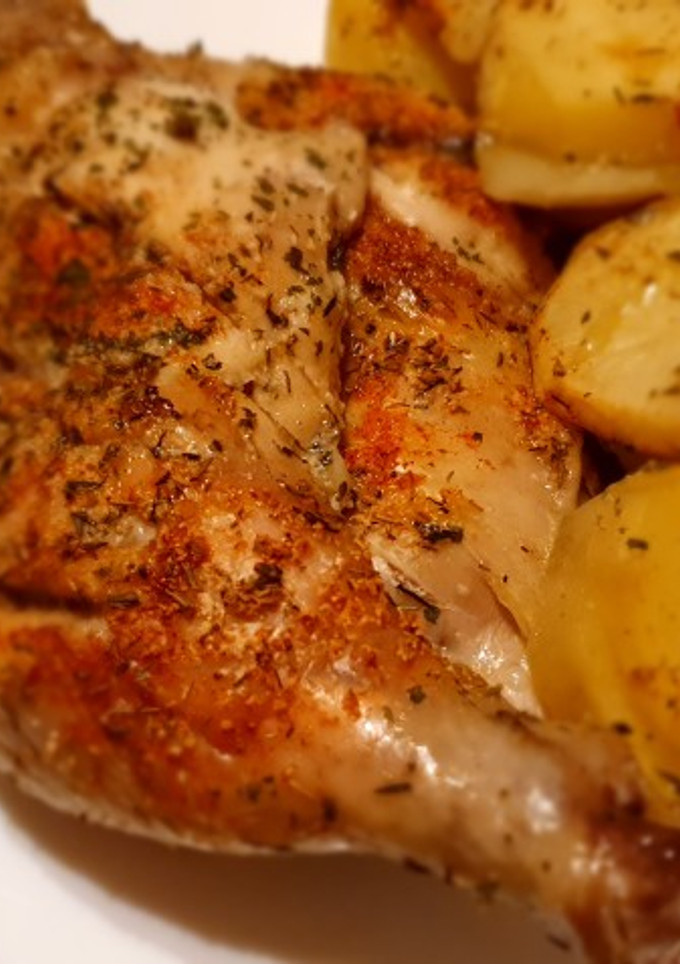 Una foto de Pollo y papas panaderas al horno