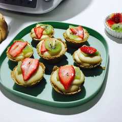 Una foto de Tartaletas de crema y fruta Thermomix