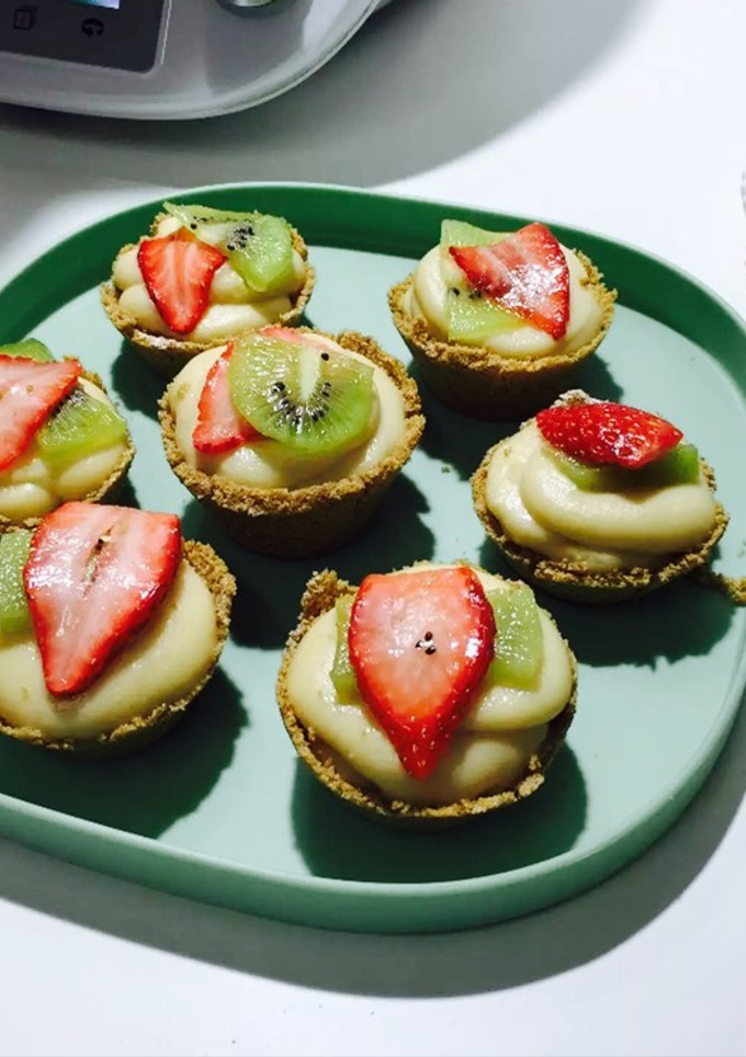 Una foto de Tartaletas de crema y fruta Thermomix
