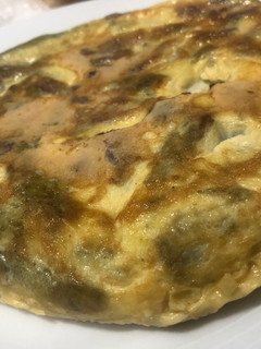 Una foto de Tortilla de trigueros con jamón