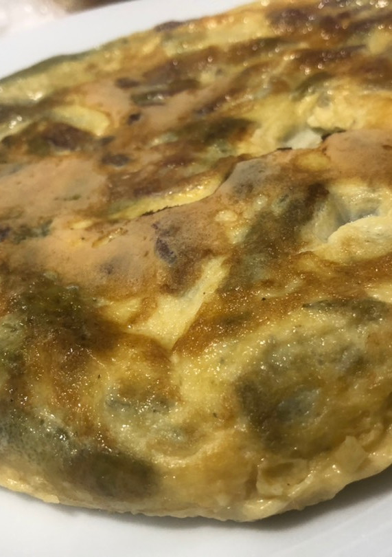Una foto de Tortilla de trigueros con jamón