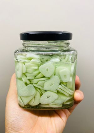 Hình của món Vào bếp cùng con: tỏi ngâm dấm bất bại, tốt cho sức khoẻ.