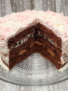 Una foto de 🎂Torta de cumpleaños decorada con crema Chantilly - Receta comodín de fácil resolución🎂
