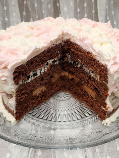Una foto de 🎂Torta de cumpleaños decorada con crema Chantilly - Receta comodín de fácil resolución🎂