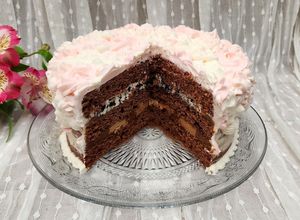 Una foto de 🎂Torta de cumpleaños decorada con crema Chantilly - Receta comodín de fácil resolución🎂