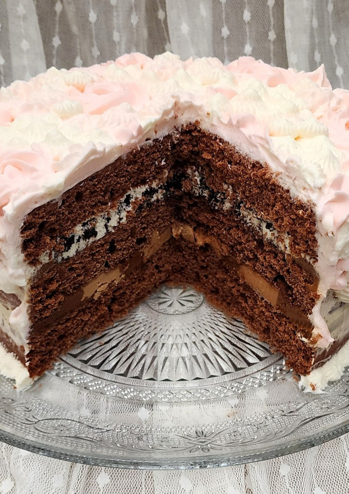 Una foto de 🎂Torta de cumpleaños decorada con crema Chantilly - Receta comodín de fácil resolución🎂