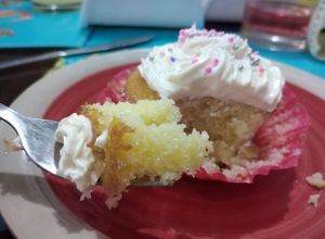 Una foto de Cupcacke de mango-coco con frosting de kéfir