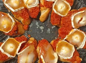Una foto de Tostas de Pan con Sobrasada, Rulo de Cabra y Miel