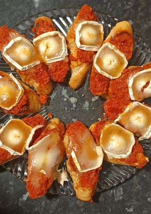 Una foto de Tostas de Pan con Sobrasada, Rulo de Cabra y Miel