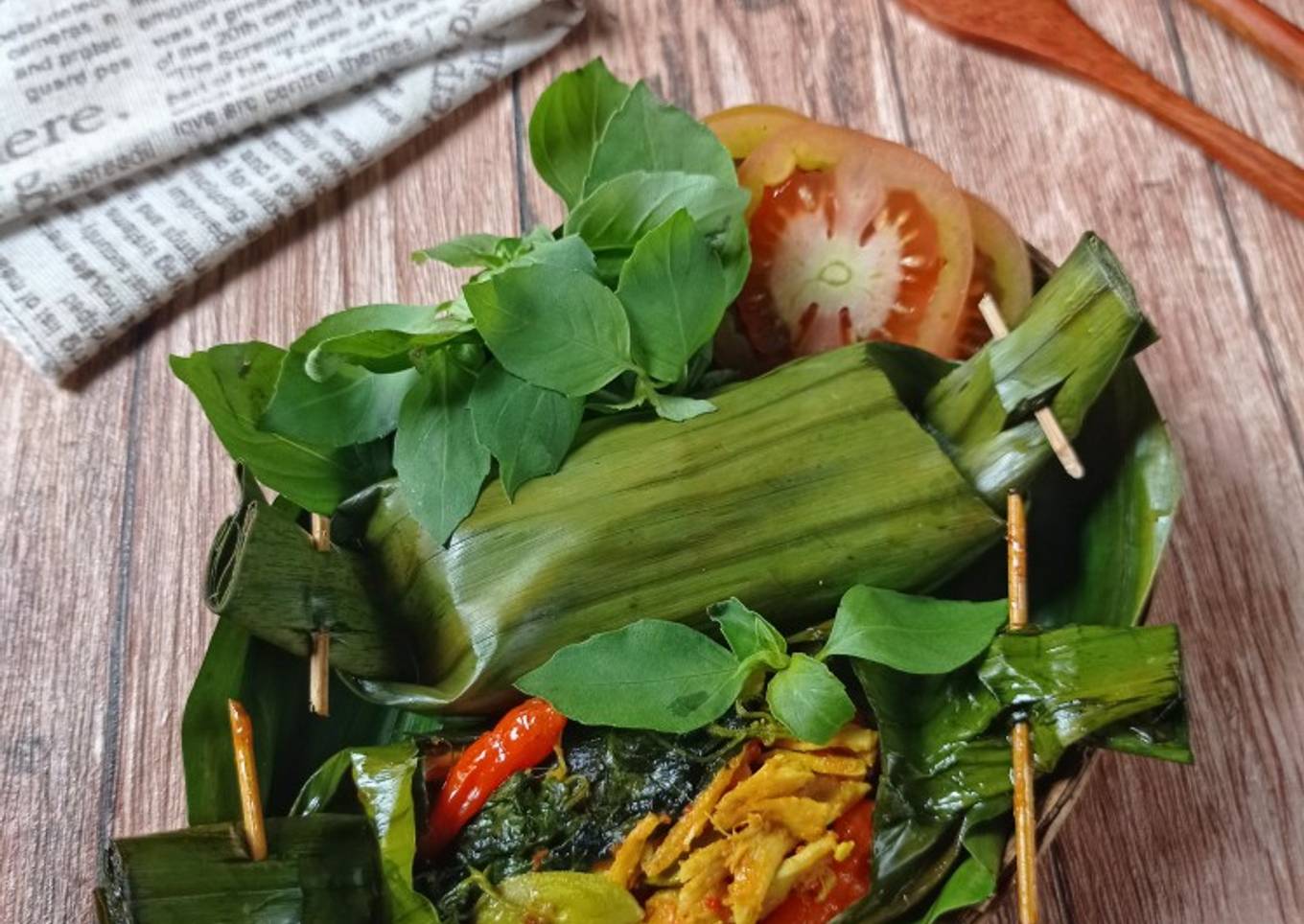 Pepes ayam suwir petai
