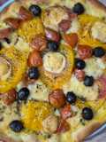 Pizza blanche au curry, tomates et emmental