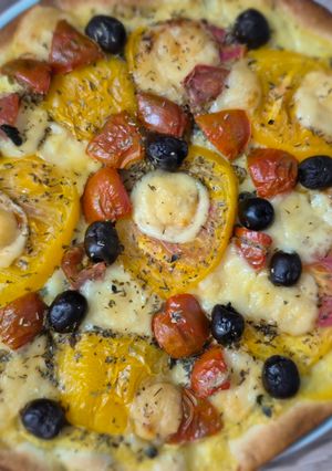 Une photo de Pizza blanche au curry, tomates et emmental