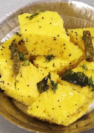 ખમણ ઢોકળા (Khaman Dhokla Recipe In Gujarati) રેસીપી મુખ્ય ફોટો