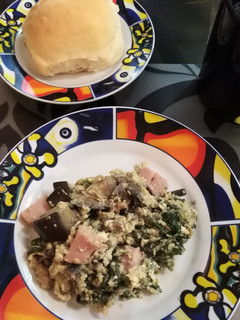 Una foto de Reuso de salteado de acelga y berenjenas en huevos revueltos