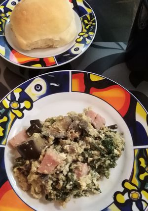 Una foto de Reuso de salteado de acelga y berenjenas en huevos revueltos