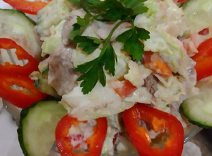 Фото Салат 🥗 с курицей, уткой и овощами.