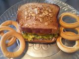 Sándwich de Atún... 🍞🥫🥑🥒🥓🥪con aros de Pan de Arroz🍟🥨.