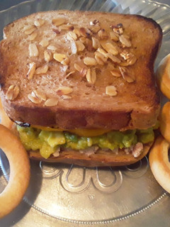 Una foto de Sándwich de Atún... 🍞🥫🥑🥒🥓🥪con aros de Pan de Arroz🍟🥨.