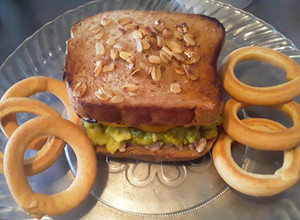 Una foto de Sándwich de Atún... 🍞🥫🥑🥒🥓🥪con aros de Pan de Arroz🍟🥨.