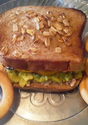 Una foto de Sándwich de Atún... 🍞🥫🥑🥒🥓🥪con aros de Pan de Arroz🍟🥨.