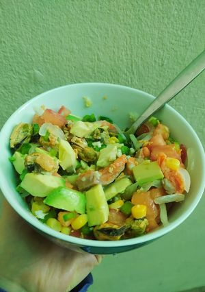 Una foto de Ceviche de salmón y choritos😋
