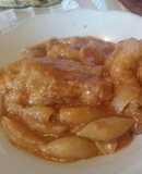 Guiso de pollo con fideos caracol