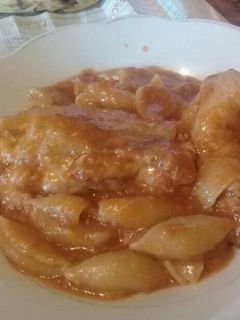 Una foto de Guiso de pollo con fideos caracol