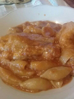 Una foto de Guiso de pollo con fideos caracol