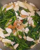 Canh tôm nấu rau muống, nấm đùi gà