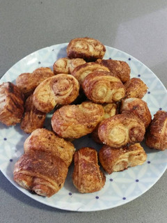 Una foto de Delicias de hojaldre con azúcar y canela