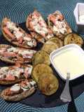 Tabla de tapas de salmón y alcaparras, zapallos italianos asados y salsa alioli