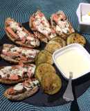 Tabla de tapas de salmón y alcaparras, zapallos italianos asados y salsa alioli