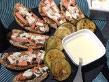 Tabla de tapas de salmón y alcaparras, zapallos italianos asados y salsa alioli