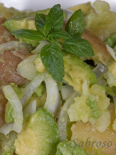 Una foto de Ensalada de patatas y aguacates