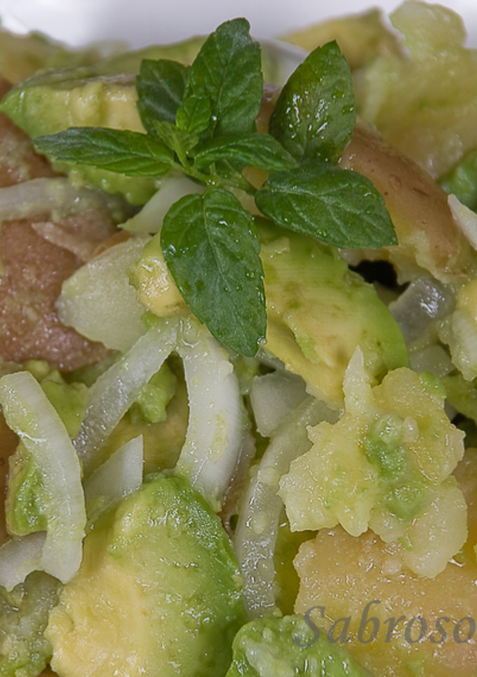 Una foto de Ensalada de patatas y aguacates