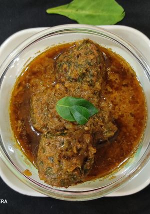 A picture of Spicy palak kofta curry.