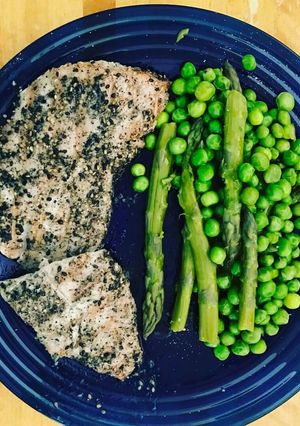 Una foto de Berenjenas asadas y verduras verdes