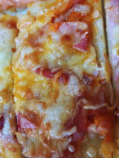 Una foto de Pizza cuixot salat,amb beicon, ceba i formatge sense lactosa