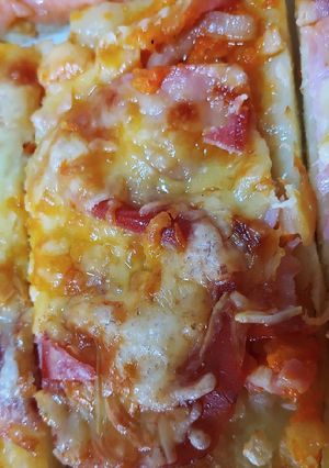 Una foto de Pizza cuixot salat,amb beicon, ceba i formatge sense lactosa