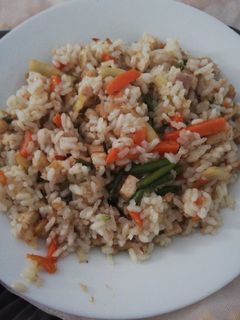 Una foto de Arroz con tofu y verduras